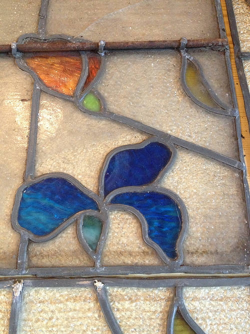 De reiniging laat de mooie kleuren zien, glasraam Art-nouveau