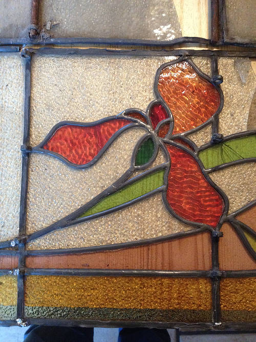 De reiniging laat de mooie kleuren zien, glasraam Art-nouveau
