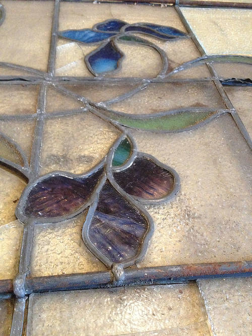 De reiniging laat de mooie kleuren zien, glasraam Art-nouveau