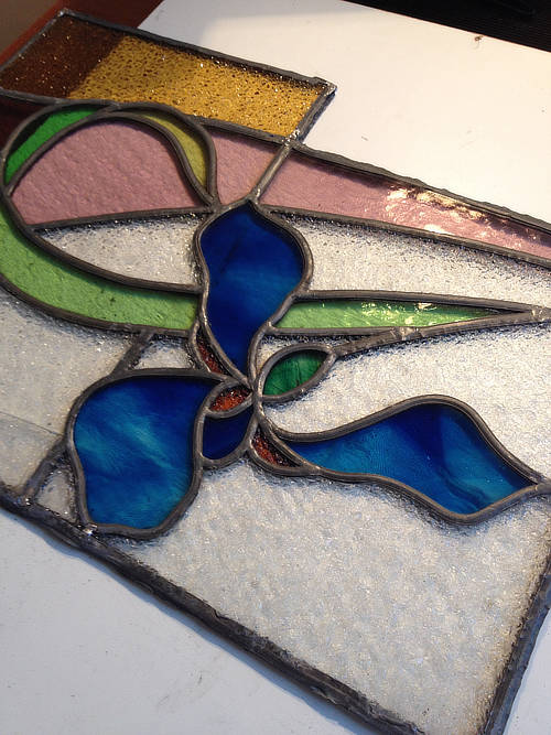 De reiniging laat de mooie kleuren zien, glasraam Art-nouveau