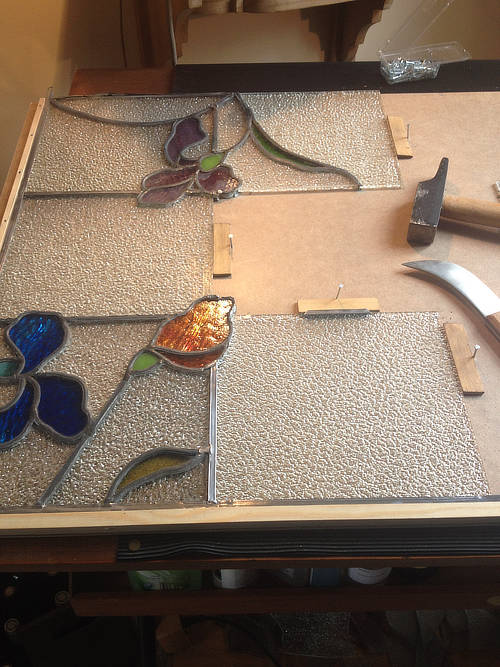 De restauratie is begonnen, glasraam Art-nouveau