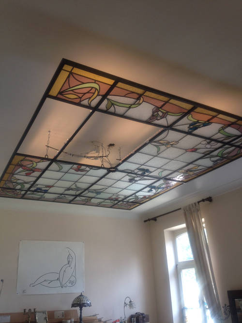 De verlichting boven het raam monteren, glasraam Art-nouveau